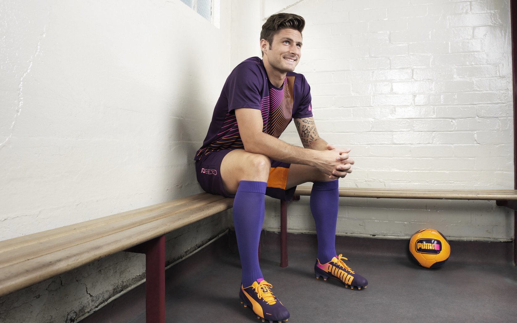 德国羽毛球选手在比赛中展现出顽强拼搏精神，德国羽毛球主教练